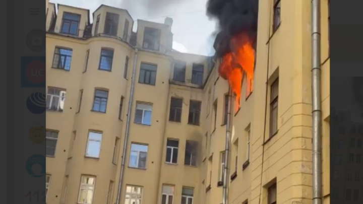 «Раздался хлопок и из окон вырвалось пламя». В центре Петербурга тушат доходный дом Урвича