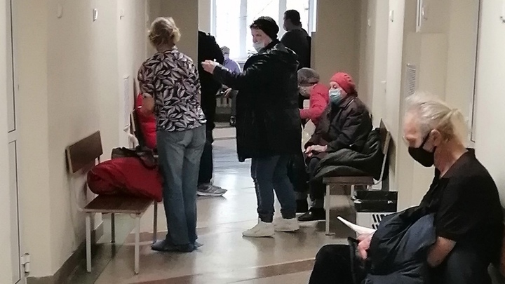 Житель Челябинской области показал, как очереди в поликлиниках провоцируют рост ковида