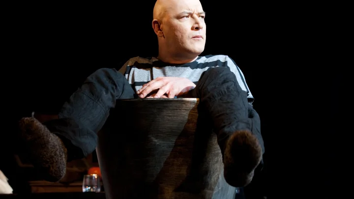 Бежавший из России актёр Максим Суханов запутался в словах, критикуя русских