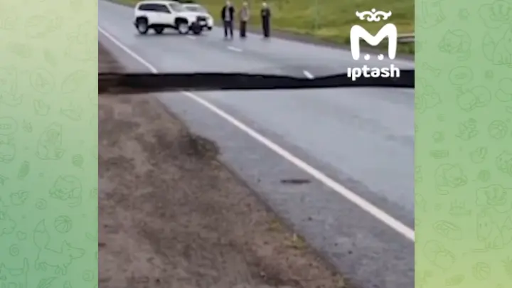 На видео сняли, как часть трассы в Татарстане ушла под землю