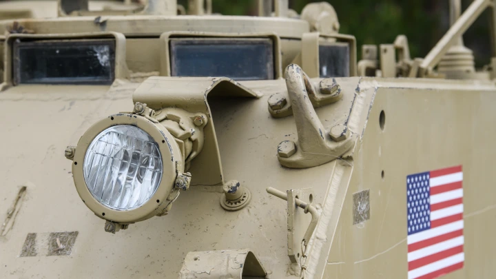 Американский БТР M113 с флагами России и США замечен в зоне СВО: кадры