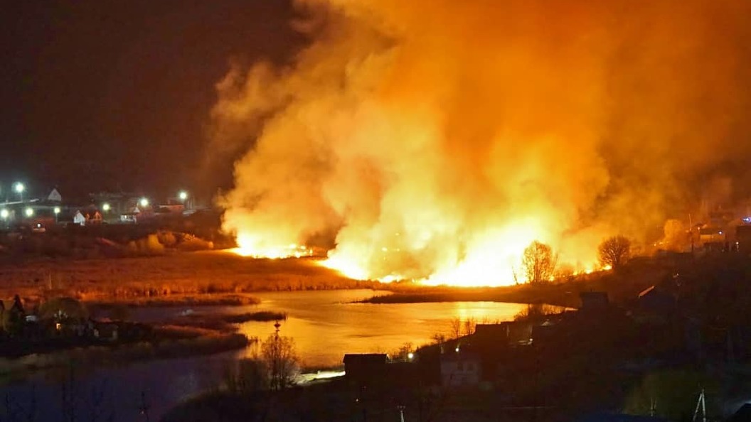 Сгорел парк. Чуварлейская Долина озер сгорело кафе. Каким днем в феврале горят озера.