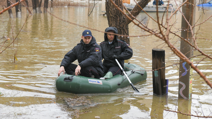 Курганцы выловили мост, плывший в Курган: Главная дамба города спасена?