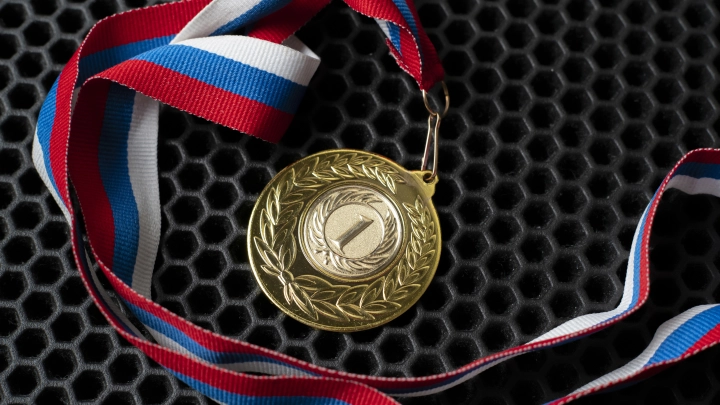 Новозеландец и японец сняли флаги ради совместного фото с русским фигуристом Лазаревым