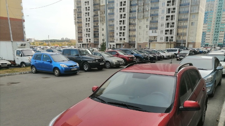 Челябинка сбила ребенка, когда он шел в школу, горожане требуют убрать авто из дворов