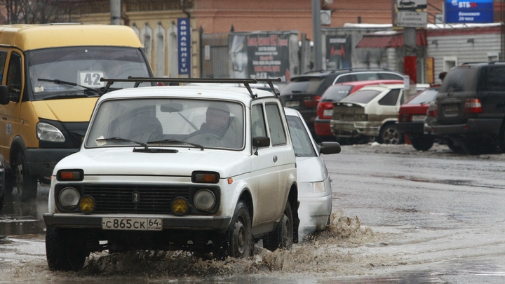 В Туапсинском районе Ниву перебросило через отбойник после ДТП с десяткой. Трое пострадали