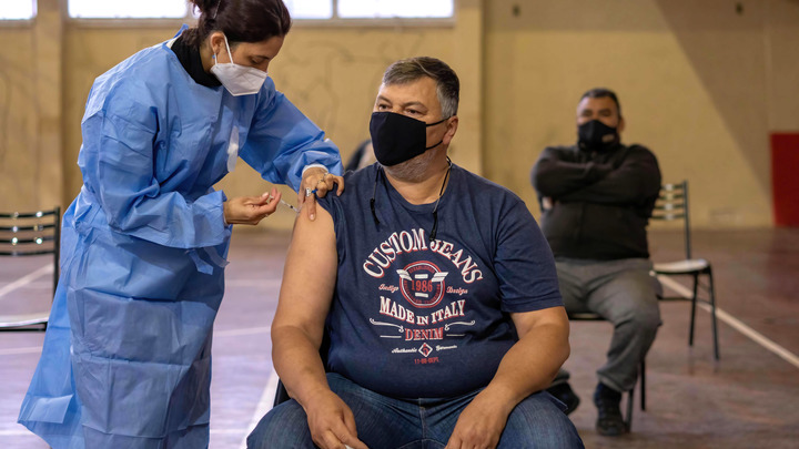 Новосибирские врачи рассказали о побочных эффектах при ревакцинации от коронавируса