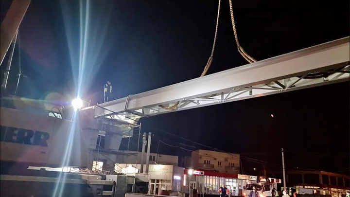 На трассе Джубга-Сочи установили пролет надземного пешеходного перехода