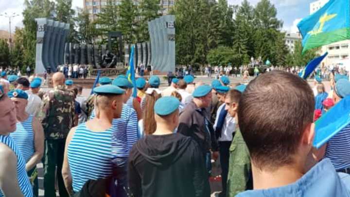 В Екатеринбурге празднуют День ВДВ. Десантники возложили цветы к Чёрному тюльпану