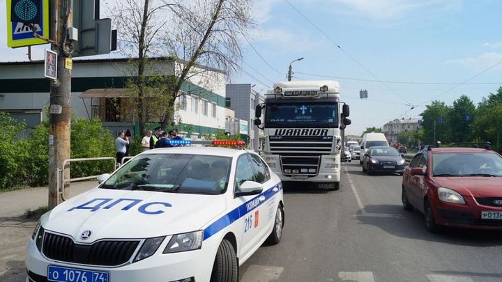 Вез гараж и не заметил человека: в Челябинске большегруз сбил женщину