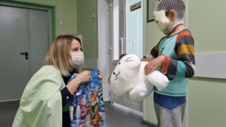 Пострадавшего от нападения маламута мальчика выписали из новосибирской больницы