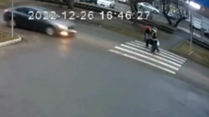 На пешеходном переходе в Краснодаре иномарка сбила бабушку с тремя внуками