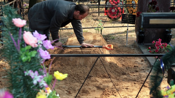 Дрифт на катафалке и рытьё могил на скорость: Как развлекаются российские ритуальщики