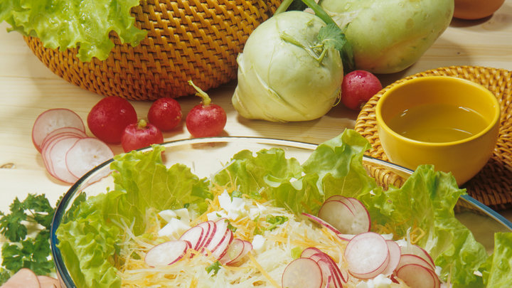 Делаем салат Что-нибудь лёгкое: Вся хитрость в разорванных палочках