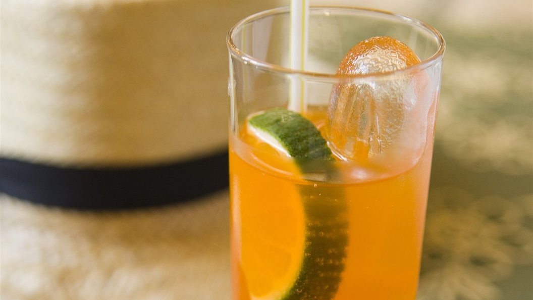 Лимонный сауэр. Коктейль фантом. Отвёртка коктейль. Маракуйя сауэр. Коктейли с фантой алкогольные.