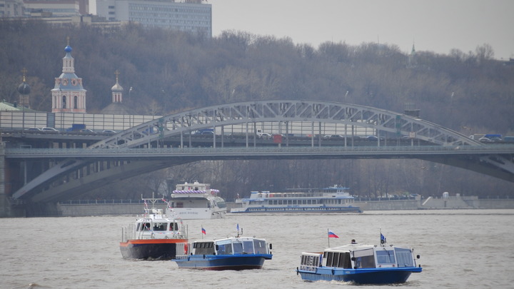 На юго-востоке Москвы загорелось пришвартованное речное судно Маэстро