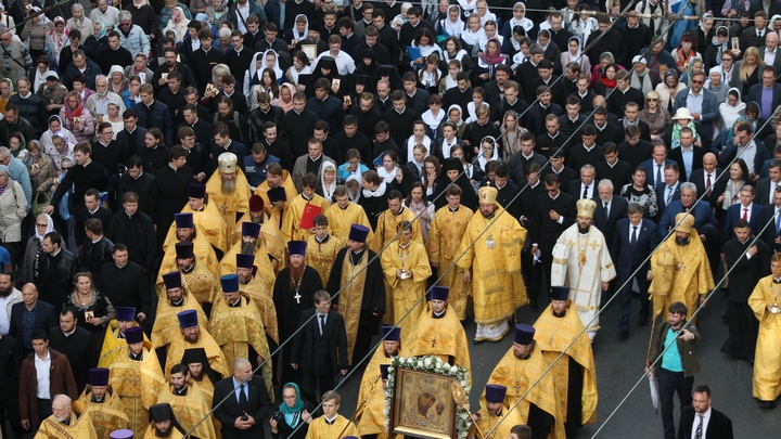 В Петербурге проходит крестный ход по воде в честь 300-летия перенесения мощей Александра Невского