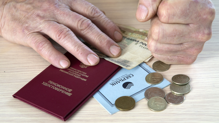 Пенсии падают 10-й месяц подряд: К концу года процесс только ускорился - Росстат