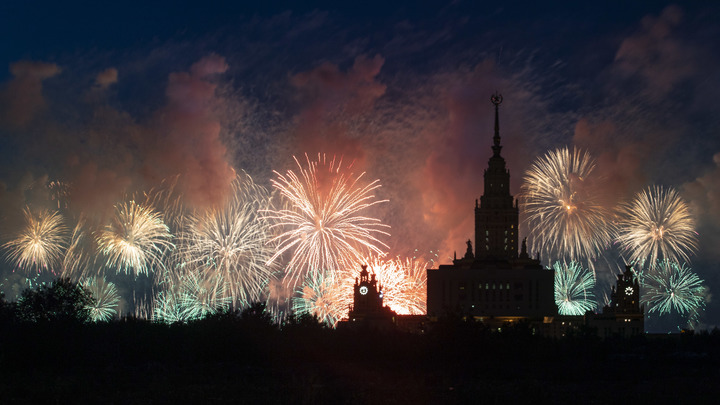 Салют в честь Дня защитника Отечества. Москва - прямая трансляция