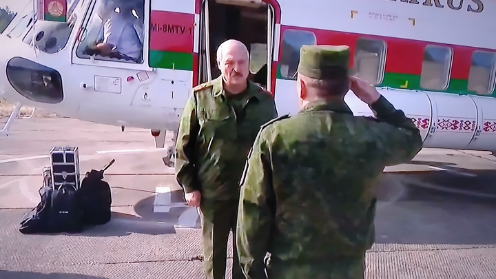 Лукашенко действительно сел в вертолёт и улетел. Но не туда, куда говорили