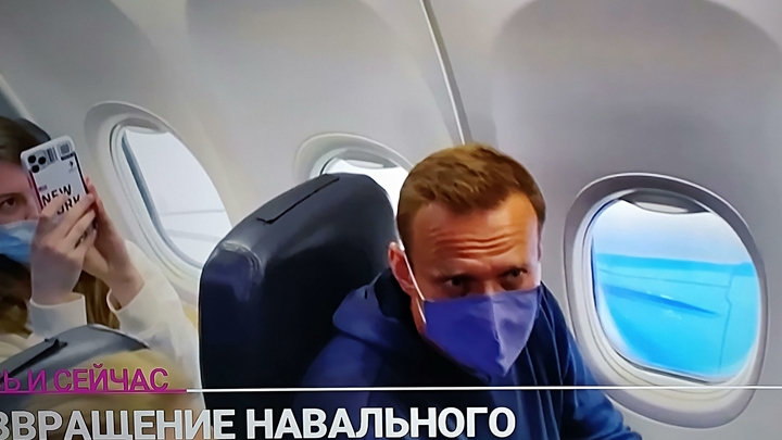 Навального увели полицейские: Сериал с возвращением в Россию закончился
