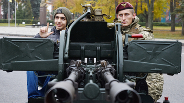 Давай, Путин!: Старики и малыши взялись за автоматы. О чём умолчал The Sun?