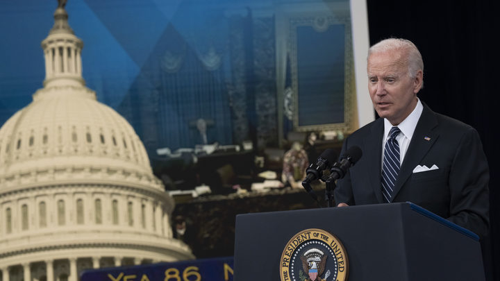 Белый дом в отчаянии. Байден просит Конгресс временно отменить топливный налог