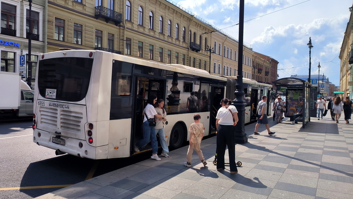 В Екатеринбурге 71-летняя пенсионерка выпала из автобуса на остановке