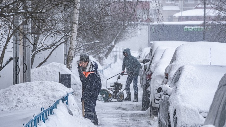 Из-за Вани закрываются школы: Снегопад в Москве и ЦФО набирает обороты