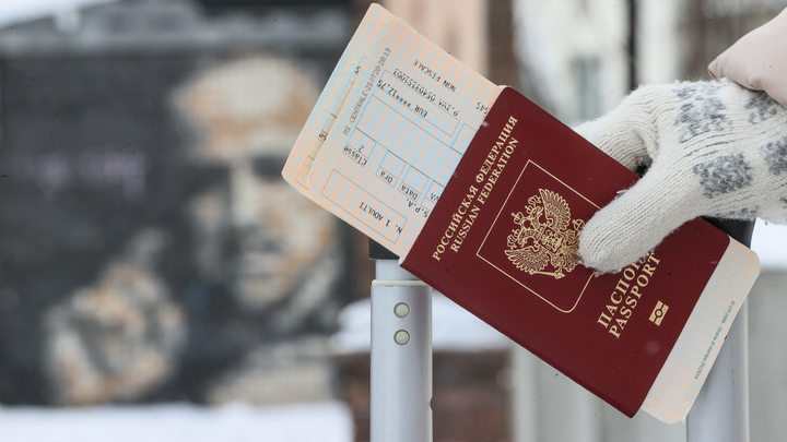 Есть риски остаться без документов за рубежом? Что означают новые нормы о сдаче загранпаспортов