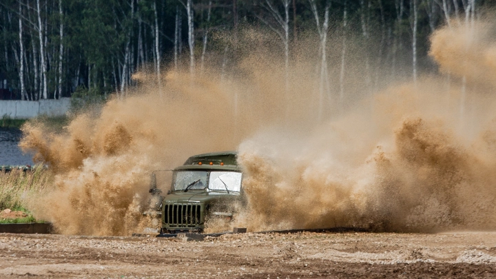 Русские бойцы установили корабельный бомбомёт Смерч-2 на грузовик
