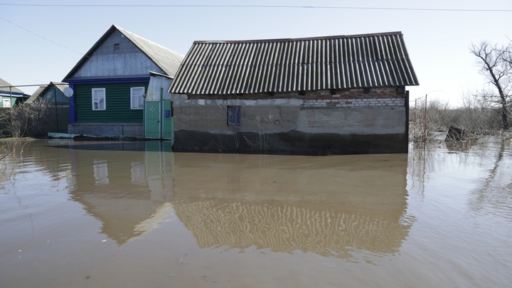 Вода грозит затопить новые районы Орска: Очевидцы рассказали, как власти справляются с ЧП