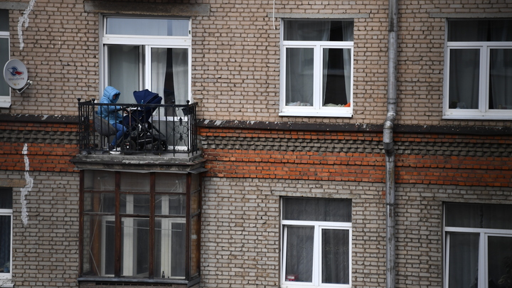 В одном из домов на ОбьГЭС разрушается балкон, который может упасть на прохожих