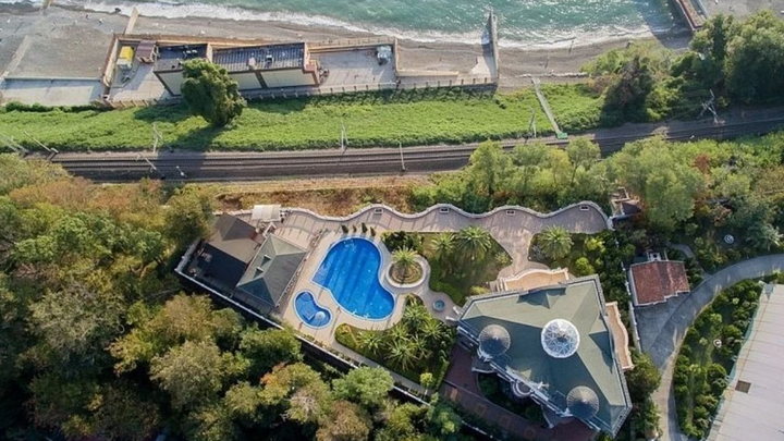 Полмиллиона в сутки: В Сочи туристам на майские праздники предлагают снять коттедж по цене однушки