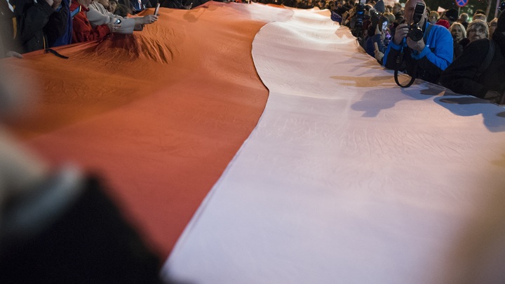 Провокация у здания посольства Польши: Проходную залили красной краской