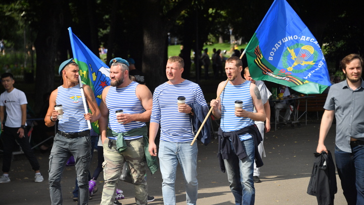 В Екатеринбурге ради шествия десантников перекрыли проспект Ленина