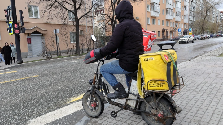 В Госдуме заявили о необходимости убрать курьеров с тротуаров