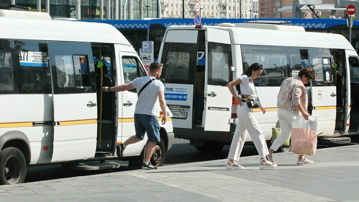 Дети выпали из маршрутки в Краснодаре. Водителя отстранили от работы