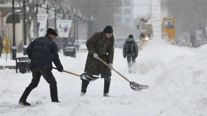 Зимы опасные сюрпризы: мужчина ошпарился кипятком на улице