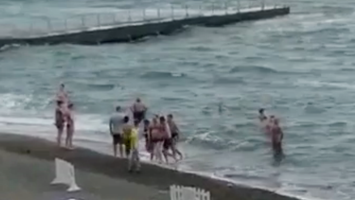В Сочи спасатели вытащили из воды туриста