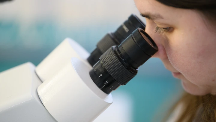 Хриплый голос назвали главным признаком нового варианта коронавируса