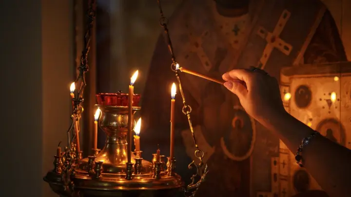 Священники объяснили, грозит ли бедой сохранение одежды покойника