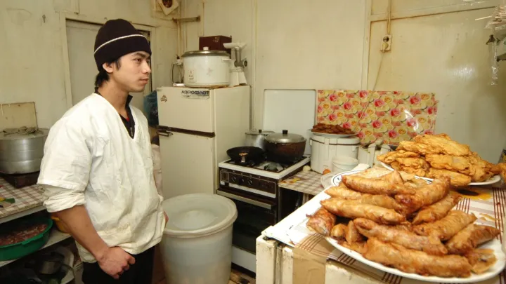 Мигранты забросали едой и посудой силовиков в популярном новосибирском кафе