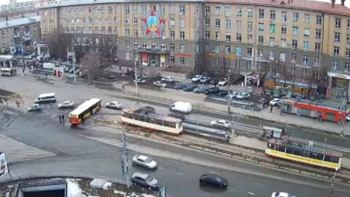В Челябинске автобус застрял поперек трамвайных путей и выронил двигатель