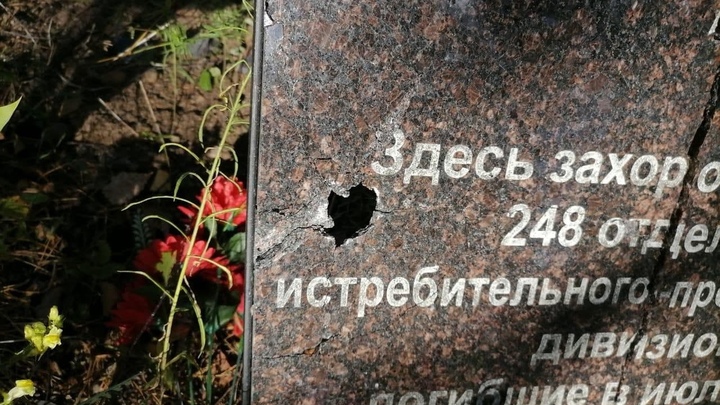 Ничего святого: в Ленобласти негодяй расстрелял надгробия солдат и повалил крест