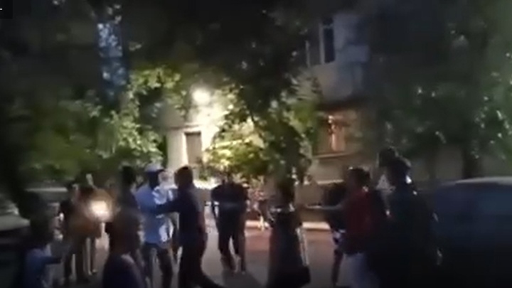 Самокатом по голове: В Челябинске драка азиатов и местных попала на видео