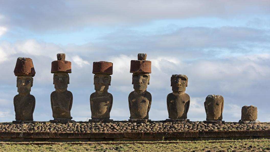 Ученые узнали, как головы статуй острова Пасхи одевали в каменные «шляпки»