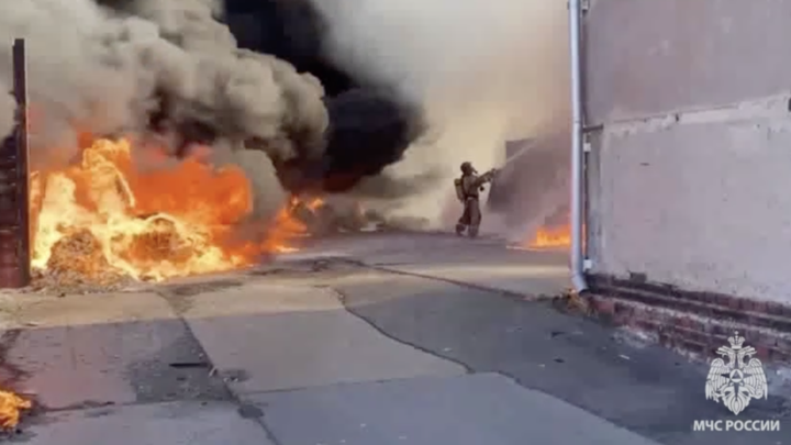 В МЧС сняли на видео, как выглядел изнутри пожар в промзоне под Челябинском