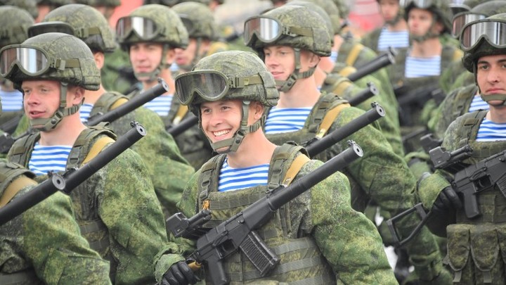 Путин поздравил десантников с Днём ВДВ