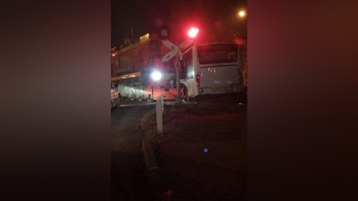 Грузовой поезд протаранил автобус на железнодорожном переезде во Владивостоке